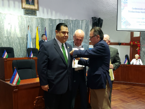 Sandoval receives Cruz de Oro Medal2